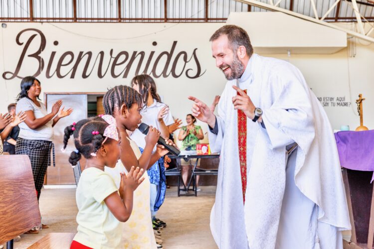 Priest keeps ministering to migrants and deportees